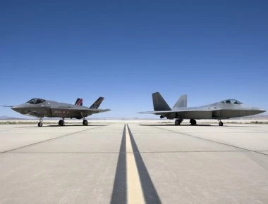 Δείτε τι θα γίνονταν αν το F-35 εμπλέκονταν σε αερομαχία με το F-22 (βίντεο)